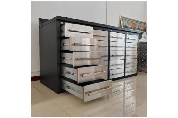 একটি গ্যারেজ ওয়ার্কবেঞ্চ একটি অবশ্যই থাকা আইটেম