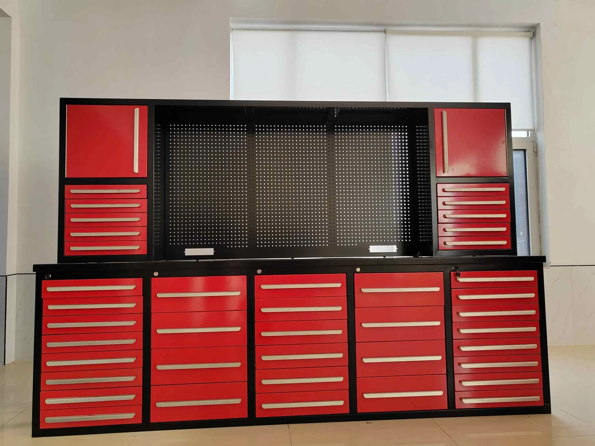 লাল ওয়ার্কবেঞ্চ